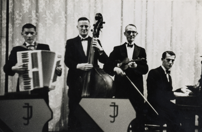 811815 Groepsportret van het bedrijfsorkest van de Carrosserie- en Constructiewerkplaatsen N.V. Jan Jongerius aangevuld ...